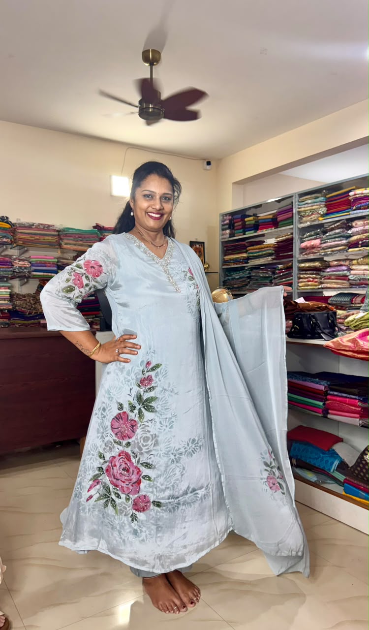 Elegant woman wearing traditional handloom silk sarees at Fascino Boutique in Konanakunte